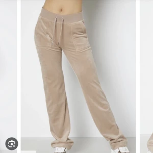 JUICY BYXOR!!! - Säljer mina beigea juicy byxor, som nästan knappt är använda. Privat för fler bilder! Kan även tänka mig att byta likadana i storlek xxs!