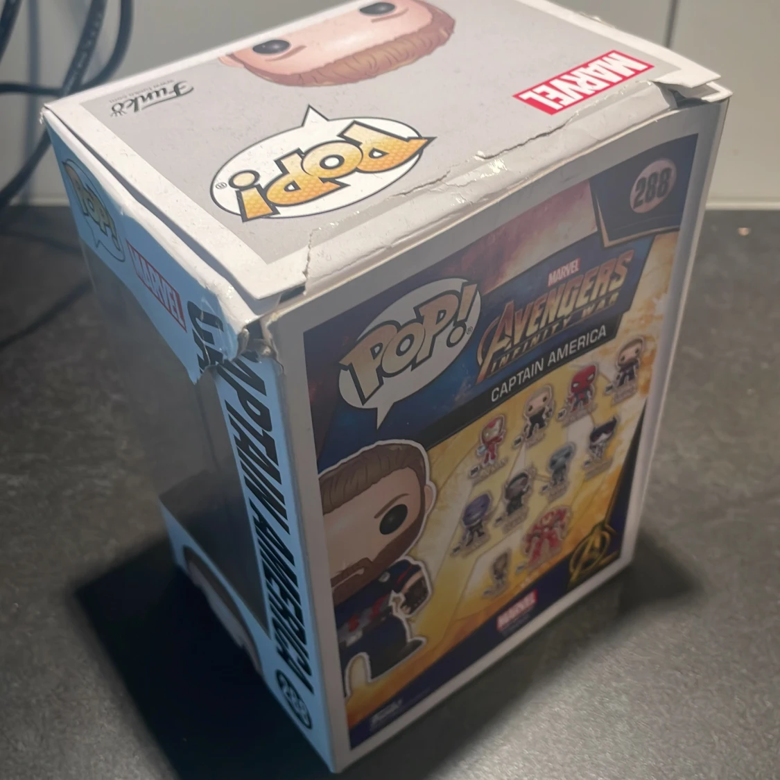 Captain America pop figur (  lådan är lite sönder) - 90