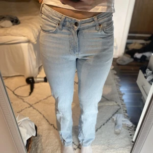 Jeans - Lågmidjade/Midwaist jeans från bikbok Har aldrig använt dem då de är lite tajta på mej!