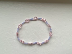 Pärlarmband och halsband - Handgjorda pärlarmband, säljer de som visas på bilden men kan även göra nya med andra färger och mönster eller vad som önskas, vi kommer överens om pris🌸