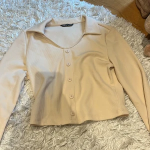 Långärmad topp - Jättefin topp med dekorativa knappar 