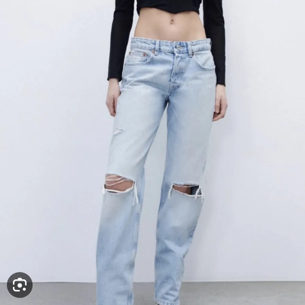 Säljer nu mina superfina straightleg jeans från zara. Jeansen har nästintill aldrig använts då jag tycker att de är lie för små på mig.💕. Jeans & Byxor.