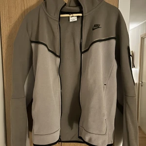 Nike tech - Nike tech hoodie i bra skick och sällsynt färg, sällan använd och zippen funkar som den ska samt sidofickan på ärmen! Möts upp i Stockholm
