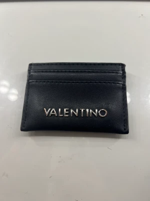 valentino korthållare  - korthållare från valentino, den är nyputsad med läderväska & läderbalsam så den är i nyskick bortsett från bokstäverna som tappat lite färg. nypris 300kr mitt pris 150kr + frakt