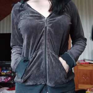 Huvudtröja - Jätte jättefin huvudtröja, säljer då jag har en blå jag använder mer, lite trasig vid armarnas slut men inget som syns tydligt. Stlrk: 158-164/S. Nypris: 450kr.