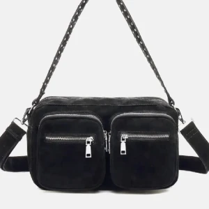 Svart väska - Svart väska från Gina Tricot, jätte fin men bandet har gått sönder. Man kan laga det om man orkar❤️ 