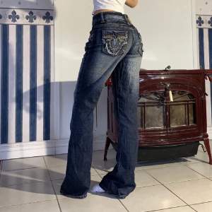Superfina jeans, använda ett par gånger men säljer då jag inte använder dom.. lite slitna längst ner