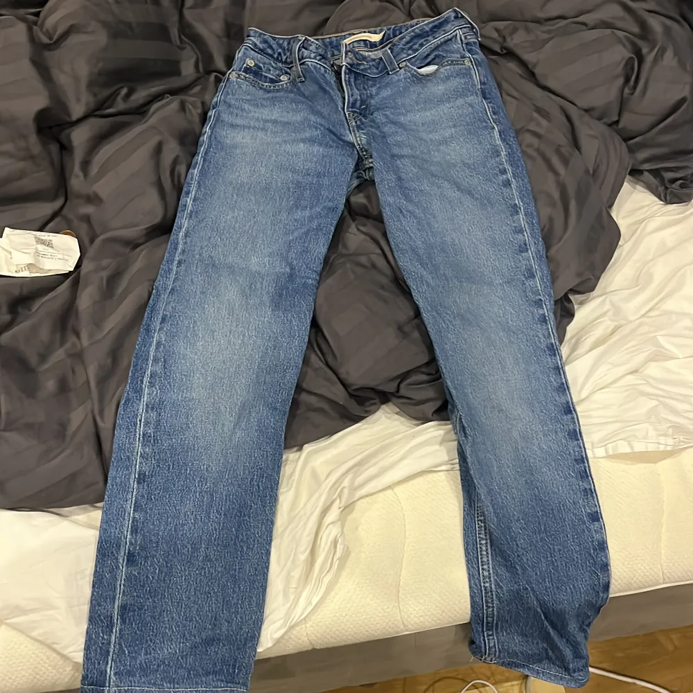 Levis jeans, använda några få gånger. Strl 23. Jeans & Byxor.