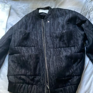 CARIN WESTER JACKA - Säljer min fina Carin wester jacka då den inte kommer till användning, den har något speciellt mönster på sig, svin cool, skriv om ni vill ha fler bilder! Säljer för 650kr men pris kan diskuteras ❣️❣️