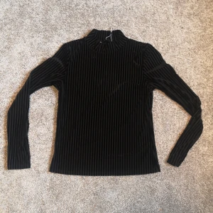 Topp svart - Frän svart ribbad topp från monki. Helt oanvänd i storlek S. 