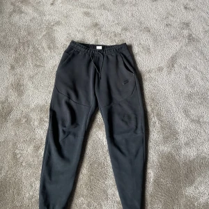 Nike tech byxor  - Hej  säljer min nike tech byxor. Fint skick.  De är i storlek S. Kan gå ner i pris vid snabb affär.