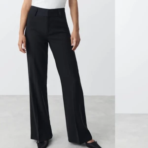 kostymbyxor - säljer mina fina svarta kostymbyxor från gina som är för små för mig. Dem ser ungefär ut som dessa på bilden. Kunde inte hitta exakt dom rätta så tror dem inte säljs längre. Dem är i st xs o ganska tajta enligt mig. Köpta för 499,knappt använda.