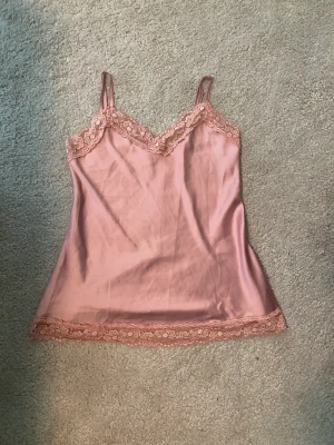 Rosa linne - Jätte sött rosa linne med spets