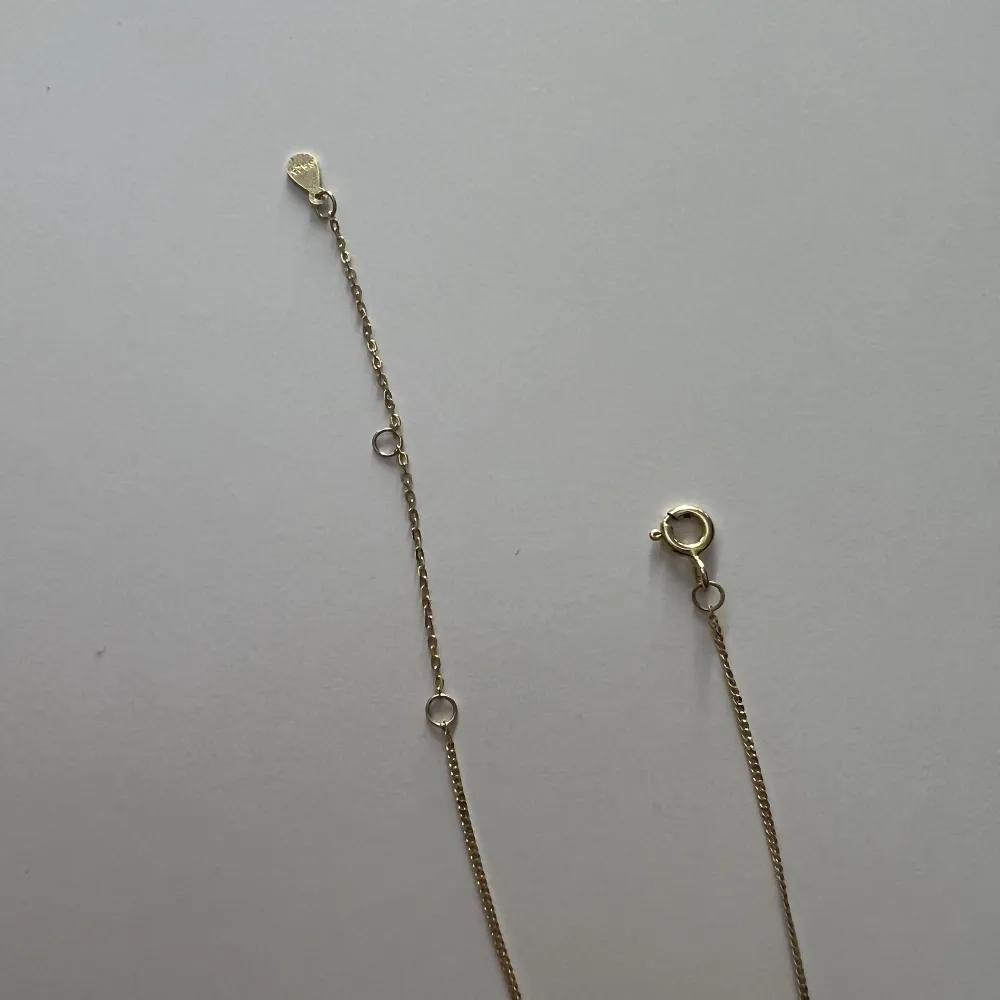 Säljer detta gulliga halsbandet med ett c som är guldigt. Halsbandet är i nyskick och endast använd 2 gånger . Accessoarer.