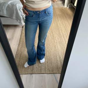 Ljusa jeans från H&M. Jag är 1,70! Storleken är 28/32 men passar mig som har 36 ibland 38 bra. Köparen står för frakt. 😊