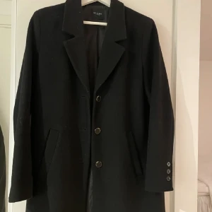 Kappa Selected Femme - Kappa från Selected Femme köpt 2020. Storlek 38 men liten i storleken!! Nypris ca 1800kr. DM för fler bilder ☺️
