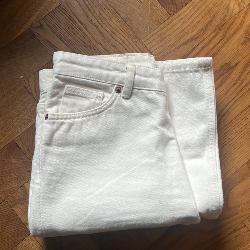 Ett par vita jeans från monki i modellen yoko! Hög midja och vida ben. Aldrig använda, bara testade hemma! Storlek 27 🤍. Jeans & Byxor.
