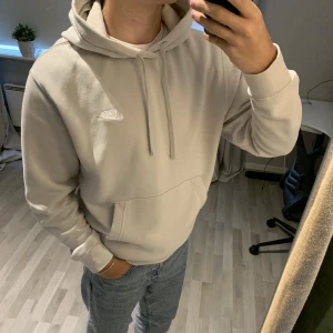 Nike hoodie - Jätte fin Nike hoodie som ny! Storlek S. Aldrig använd endast ligger, vill bli av med! Nypris 600:- | mitt pris 250:-                                                                                                    (pris kan diskuteras vid smidig affär)