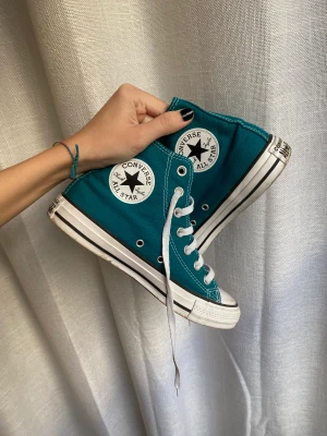 Converse  - Så snygga Converse i storlek 37.5. Finns tecken på användning men fortfarande i gott skick 