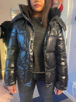 Calvin Klein jacka  - Säljer nu min vinter jacka från  Calvin Klein jacka i strl S   pga för liten för mig ord pris 2195kr säljer för 1350 priset kan diskuteras för snabb affär 