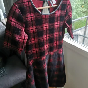 H&M klänning - Rutig klänning i sammet. Bredd: 37 cm, midja: 35 cm, längd: 85 cm. Finns djur i hemmet så kan förekomma katthår. 
