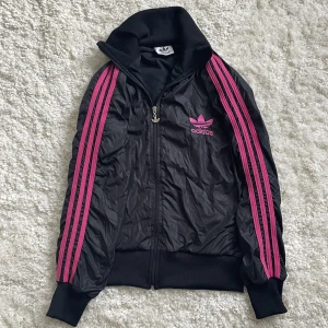 Adidas kofta / jacka - Tunn Adidas lättviktsjacka, den har koft material på insidan och därför är den lätt och känns som att ha på sig en kofta. Passar storlek S och Xs. Vill du köpa trycker du på ”köp nu” jag postar alltid samma dag eller dagen efter köp.