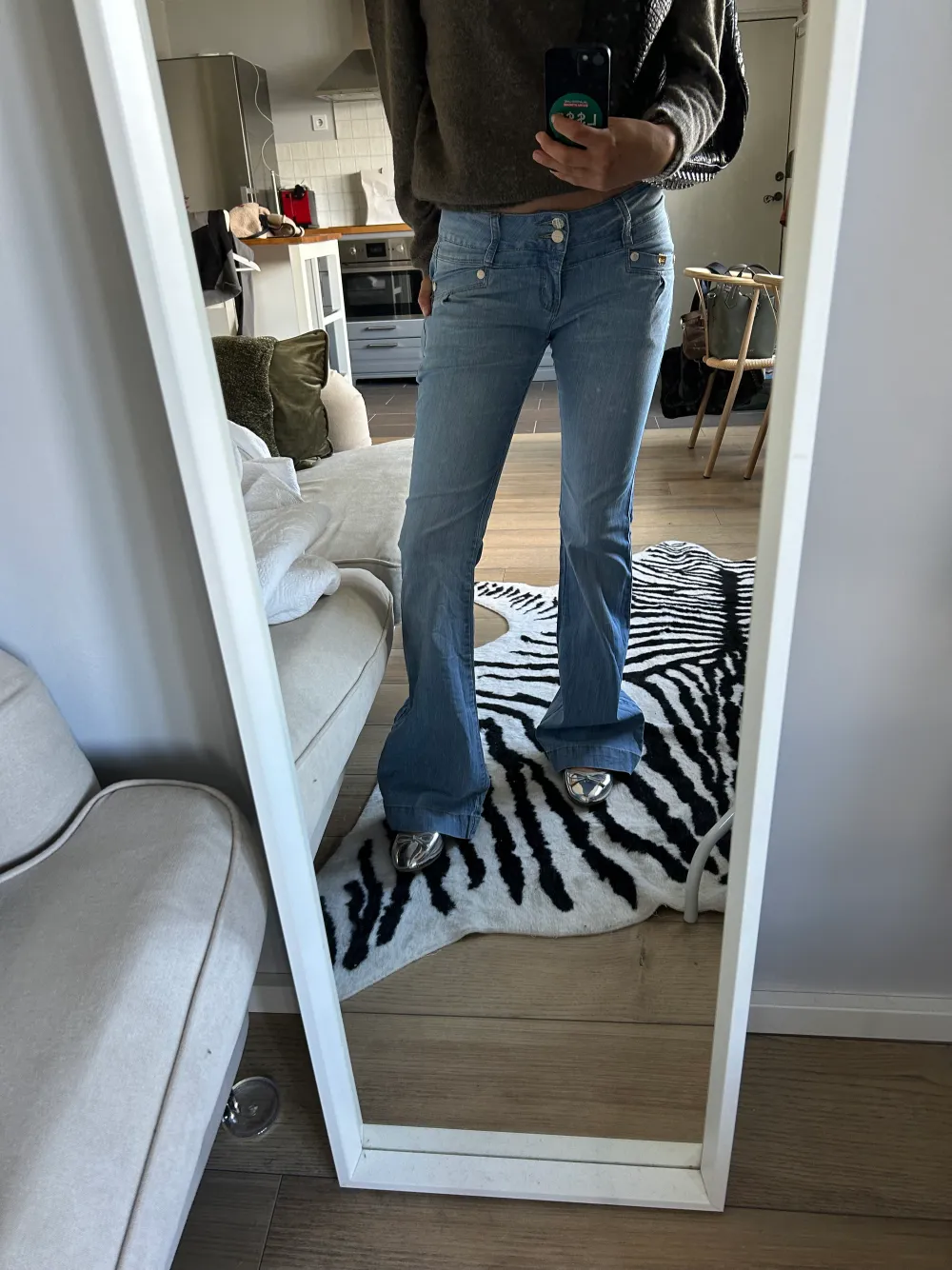 Snygga Low waist Bootcut byxor i storlek 29. Innerbenslängden är 82 cm.. Jeans & Byxor.