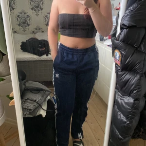 Adidas byxor - Adidas byxor herrstorlek M men passar tjejer S&M, försmå för mig. Välanvända lite slitage på knapparna. Köparen står för frakten.