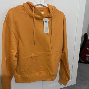 Oanvänd orange hoodie 