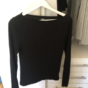 Svart tröja  - Helt ny svart tröja
