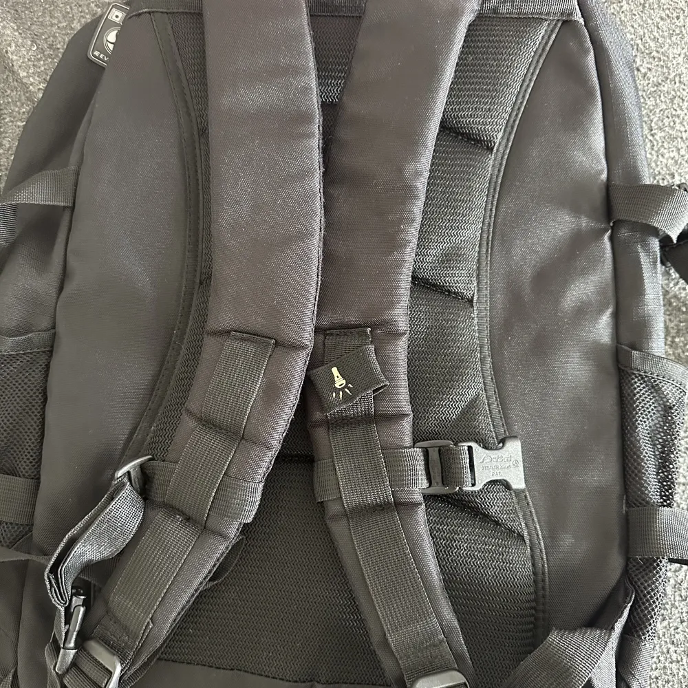 Stor ryggsäck från Everest som lämpar sig för backpackers.. Väskor.