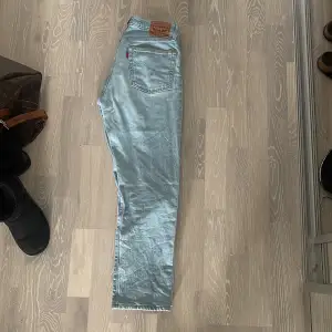 Ljusa Levis 501 jeans i storlek W26 L26