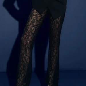 Spetsbyxor gina tricot Lace XS - Lace up byxor från gina tricot  Slutsålda. Storlek XS  använda en gång bara så fint skick