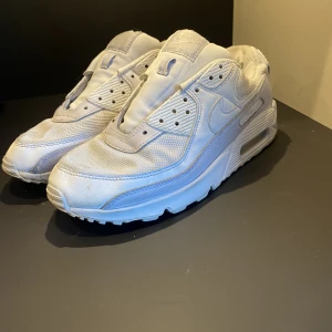 Nike AirMax 90 - Säljer mina AirMax då dem är för små och nästan aldrig användes Inga snören på just nu men kan skicka med det! Nypris 1900 Storlek 44 men passar 43 Skick 8/10 Säljes/bytes