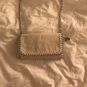 Vit tiamo väska - Intressekoll. Undrar om någon skulle vara intresserad av den här tiamo väskan. Köpt på loppis i somras, säljs för att den inte används. Om många är intresserade blir det budgivning. Hör av dig om du är intresserad💗💗