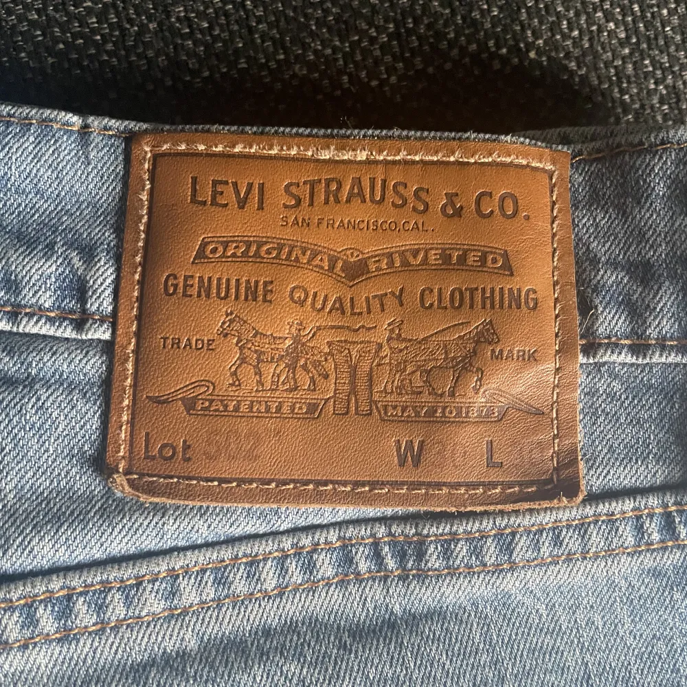 Storlek w30 l30, riktigt fina byxor som jag bara använt 2-3 månader men behöver större storlek, skick 9/10, köptes på Levis för 1199kr. Farkut & Housut.