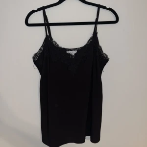 Svart linne - Svart linne med spets 