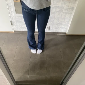 Lågmidjade jeans - Säljer dessa jättesnygga lågmidjade jeansen då den tyvärr inte passar mig längre💕