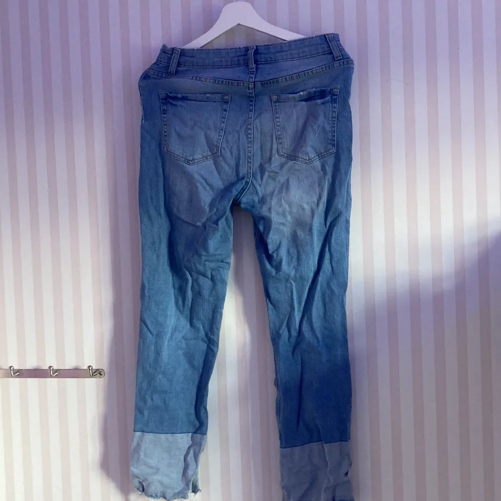 Strl:38, använts endast 1 gång då de inte riktigt var min stil, bra skick förutom att dem är skrynkliga.🫶🏼. Jeans & Byxor.
