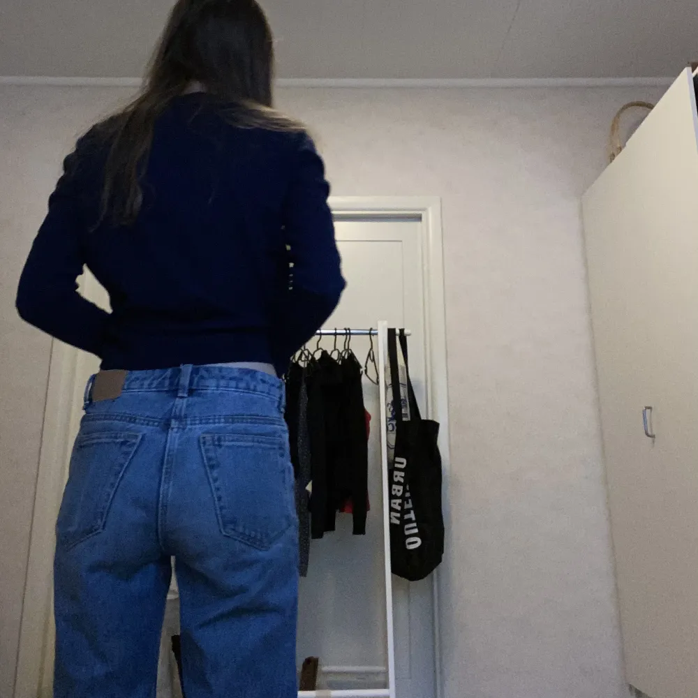 Snygga jeans från weekday. Jeansen är midrise och raka. Köparen står för frakten. . Jeans & Byxor.