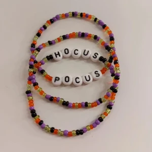 HALLOWEEN ARMBAND - NYHET! Halloween armband🎃 Hocus pocus🧙‍♀️🧙🧙‍♀️ Combo: 45 kr (2st) Trio: 55 kr (3st) 🎃Frakt: 18 kr🎃 Skriv mått vid köp🫶🏻