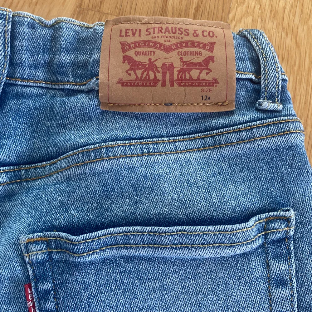 Ett par Levi’s jeans som är andvända. Bra skick och sitter perfekt. De är för små för mig och jag är 162 cm lång.. Jeans & Byxor.