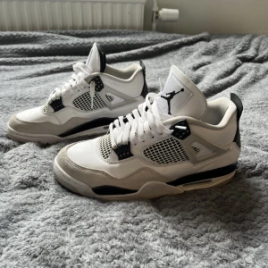 Jordan 4 military black - Fräscha jordan 4 som är köpte i butiken coolkicks i LA. Kvitto och box medföljer. Skorna är använda några gånger men dom håller sig fortfarande i bra skick. Fråga gärna om ni undrar något 🙌🏼