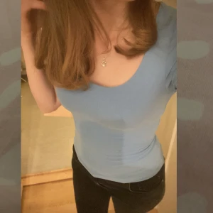 Tröja - I mycket bra skick🤗den är i XS men passar också mig som vanligtvis har s. Skriv för fler bilder💞