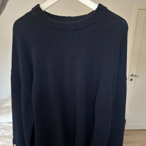 Stickad tröja Arket - Marinblå stickad tröja från Arket i strl L. Tröjan har vida armar samt två knappar vid armens slut. Den är knappt använd💙