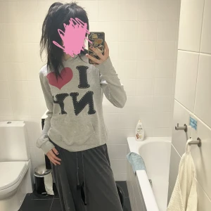 i🩷ny hoodie  - i<3ny hoodie, har en liten fläck på fickan men den går förmodligen bort i tvätten, storlek xs 