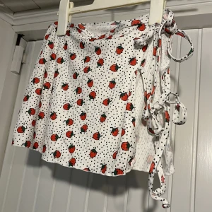 endast bikini kjol - säljer endast kjolen! i storlek M