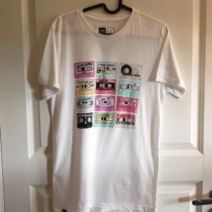 Mixtapes Dedicated T shirt stl S helt ny - Helt ny 🌼 endast provad tröja från Dedicated med mixtapes tryck. 90 tals nostalgi!  Enbart provad, säljs pga används ej