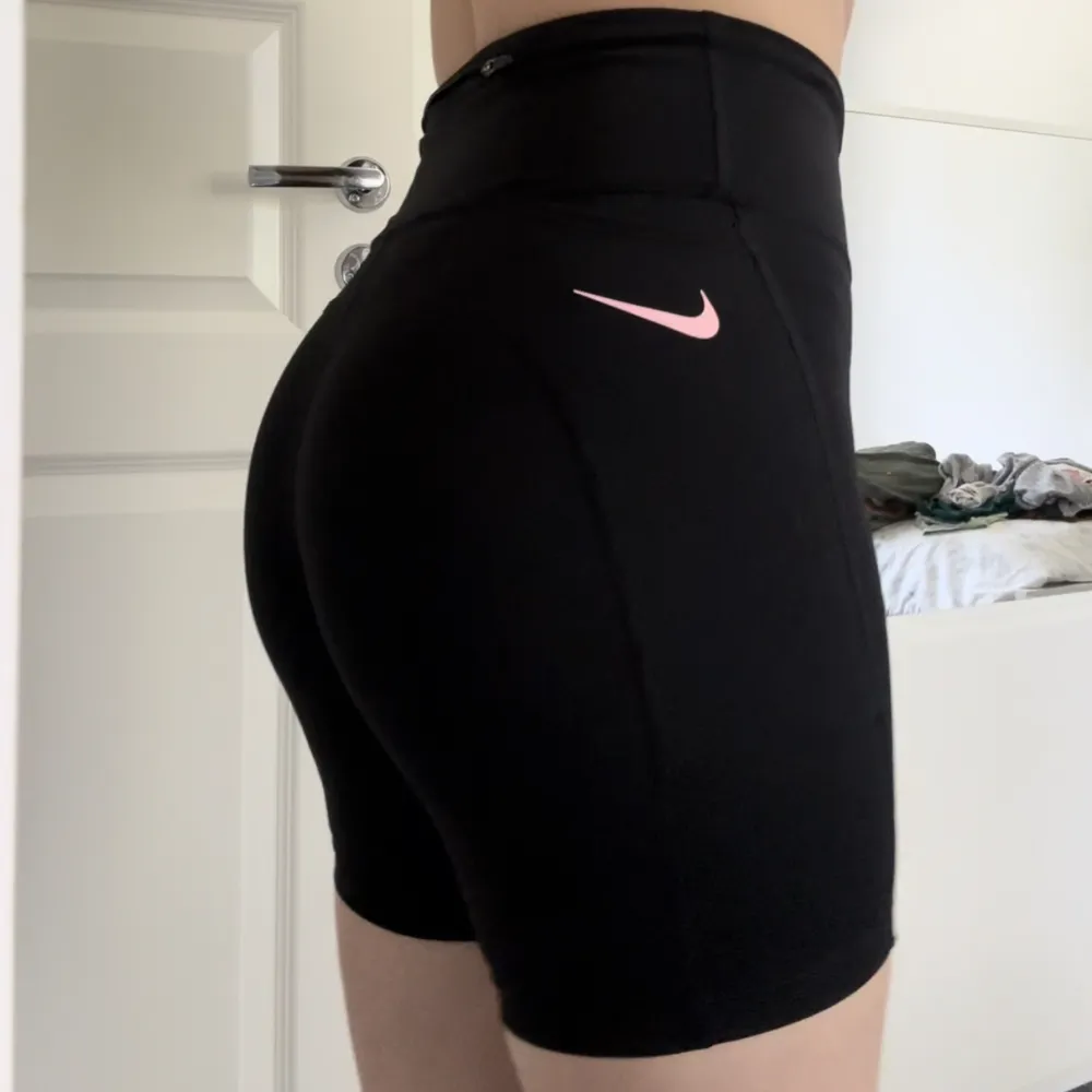 Jätte fina tränings shorts från Nike. Sitter fint på men de är lite små för mig så jag säljer de🤩. Shorts.