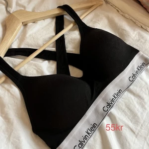 Calvin Klein BH med push-up - Calvin Klein BH topp med inbyggd push-up. I använt skick, men väl omhändertagen. Jag har vanligtvis S. 